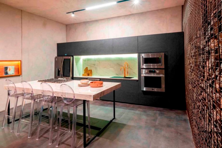 CASACOR Brasília 2019. Guel Arquitetos - Loft Gabbro. Materiais brutos encontram uma releitura mais leve neste loft, dispostas dentro de estruturas metálicas vazadas. Esta técnica, além de ter baixo custo de construção, causa pouco impacto ambiental. Os 90 m² do espaço foram conceituados de forma minimalista e com mobiliário contemporâneo. Em destaque, apenas algumas peças, como o muro de gabião, que divide os ambientes e dá ao cenário uma permeabilidade inusitada.