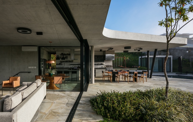 Projeto mais recente do Obra Arquitetos, a Casa LLF procurou explorar as relações com a vegetação que circunda o terreno. Construída em concreto armado, a casa foi distribuída em dois níveis.