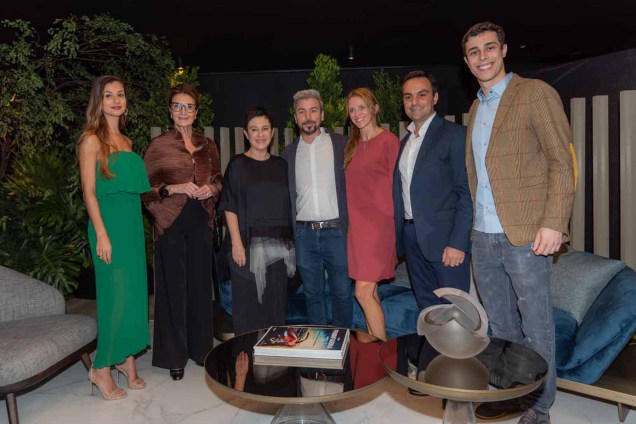 Andrea Marin, Cristina Ferraz, Livia Pedreira, Paolo Trevisan, Simona Trevisan, Lucio Grimaldi e Gilberto Baroni. Andrea Marin, Cristina Ferraz, Livia Pedreira, Paolo Trevisan, Simona Trevisan, Lucio Grimaldi e Gilberto Baroni.