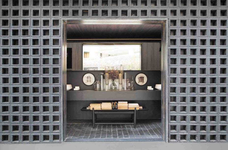 CASACOR PERNAMBUCO 2019. Lavabo da Praça - Gabriela Coutinho. Único banheiro funcional da mostra, apresenta uma solução criativa de uma caixa dentro de outra, que se destaca por ser fora do tradicional. Cinza e preto são as matizes predominantes no ambiente, que conta com cubas de design, elementos de arte popular e peças contemporâneas.