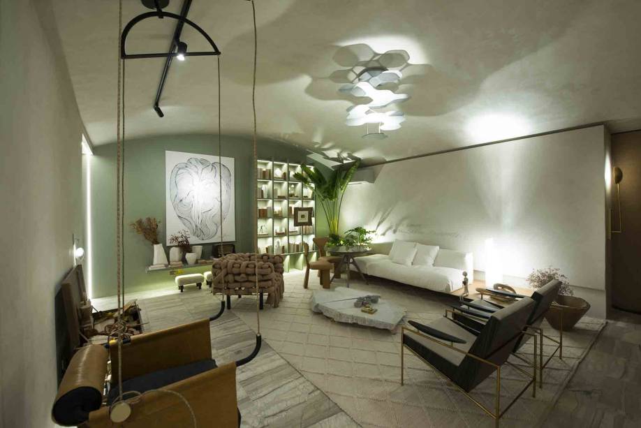 CASACOR Ceará 2019. Sala da Família-Trê Arquitetura. As arquitetas escolheram o tema afetividade como ponto de partida para o projeto. O ambiente foi pensado para ser acolhedor, repleto de memórias e convidativo, para vivenciar os melhores e mais despretensiosos momentos em família. O uso de cores mais suaves e neutras com toques de caramelo e verde enfatiza essa atmosfera confortável.