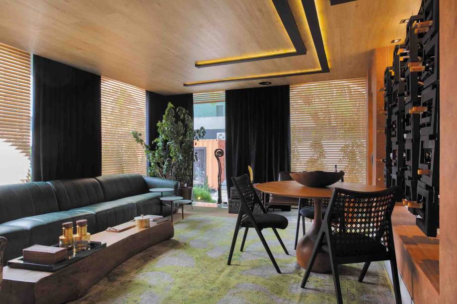CASACOR Pernambuco 2019. Sala Do Profeta - C&D Arquitetura. “... O vinho ensinou-me o respeito pela natureza, pelas diferenças e o valor dos detalhes napreparação. O trabalho está por trás do sucesso e, depois do processo de transformação, está a coisa mais linda da vida” (Hernanes, o profeta). Esta máxima é de Hernanes, espetacular jogador de futebol. De sua passagem por clubes italianos, tirou sua paixão e conhecimento pelos vinhos, que o ambiente. É uma celebração às conquistas deste ícone do futebol brasileiro. A paleta de tons terrosos, madeira, pedras naturais e o couro verde remetem à natureza, à terra, e à força.