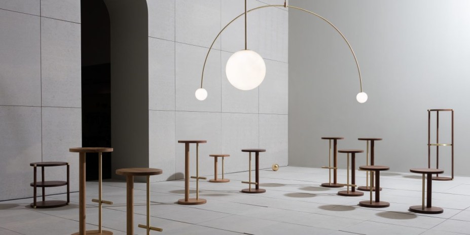 Designer do ano pela M&O, Michael Anastassiades promete promover uma experiência. Pela primeira vez, os 16 lustres da coleção Mobile Chandelier serão reunidos e apresentados em conjunto, se movimentando como planetas em uma atmosfera escura. A questão da ausência de luz reaparece diversas vezes no trabalho do designer como fonte de inspiração. Para ele, antes de desenhar os lustres, é necessário "abraçar a escuridão". Seu processo criativo leva em conta que a luminária fica desligada na maior parte do tempo, mas nem por isso sua relevância deve ser diminuída.