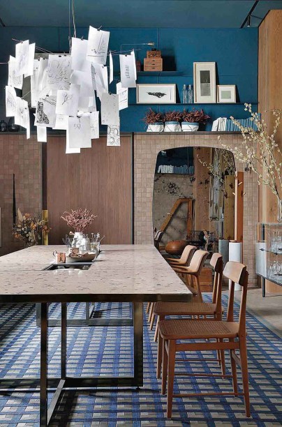 CASACOR São Paulo 2019. Co_Dining - Juliana Pippi. Inspirada pelos verbos encontrar e receber, a proposta do ambiente é ser um lugar para estar junto, degustar sabores, conversas, histórias e a própria presença. No espaço de 45m², a mesa We Share ocupa a posição central e é o elemento de conexão e o fio condutor do projeto. O efeito de acolhimento é potencializado pelo jogo de texturas presentes no espaço.