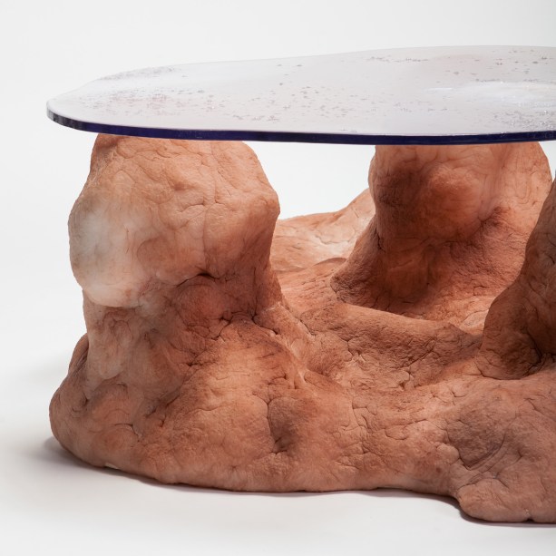 <strong>Elissa Lacoste - </strong>Ex-aluna da Design Academy Eindhoven e da École Supérieure d'Art ed Design de Saint-Étienne, Elissa Lacoste combina formas naturais e artificiais e uma ampla gama de materiais para criar uma "estética grotesca". Na Collectible, ela mostrou um conjunto de mesa e cadeira feitos de aço, madeira, poliuretano, gesso, resina acrílica, cobre, silicone e talco, como parte da exibição da Antwerp's Everyday Gallery.