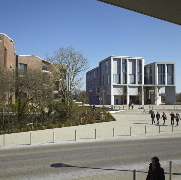Escola Médica da Universidade de Limerick, na Irlanda. Escola Médica da Universidade de Limerick, na Irlanda.