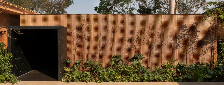 CASACOR Ribeirão Preto 2019. Meia Casa - Mariana e Filipi Oliveira. O espaço faz alusão à cozinha da roça e ao jeito brasileiro de morar. A luz e a integração com a área externa são redefinidos pelas aberturas dos muxarabis. A dupla do escritório MF+Arquitetos representa um estilo, que também é uma vontade, de estar em casa desconectado. Contemplar, vivenciar e receber são verbos conjugados nestes espaços, que dosam a luz e a integração com a área externa graças aos muxarabis. As linhas retas e concisas ganham vida com o teto de madeira e parede de pedra, no espaço que faz uma alusão à cozinha da roça e ao jeito brasileiro de morar.