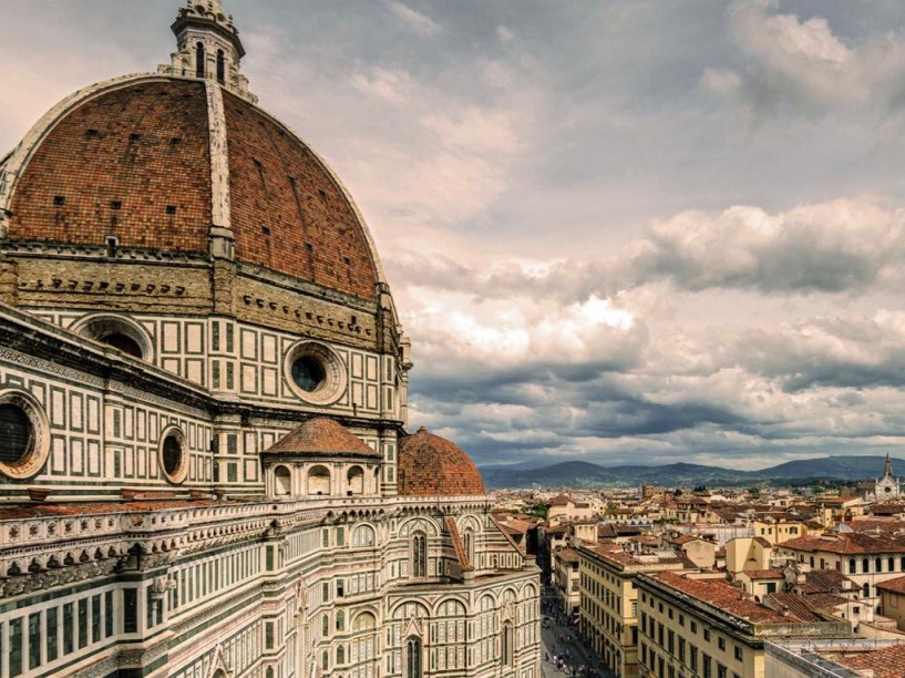 Catedral de Santa Maria del Fiore, Florença de Fillippo Brunelleschi (entre outros grandes mestres) - 1296 e 1436.