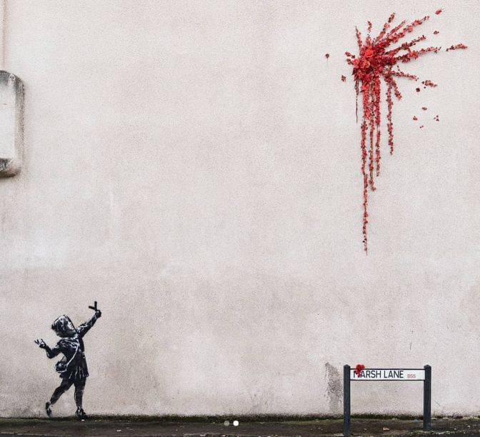 Banksy - s/titulo 2020. Mais uma vez, o enigmático artista britânico espalhou o mistério. Em pleno Dia dos Namorados, fez uma provocação ácida ao dia oficial dos pombinhos. Ele pintou em Bristol, sua cidade natal na Inglaterra, um mural com uma garotinha lançando um projétil a partir de um estilingue em um ramo de flores vermelhas.