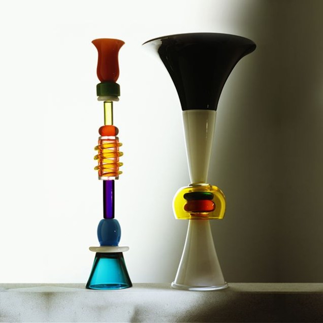 Vasos da Memphis - Memphis Group, fundado por Ettore Sottsass em 1981, lança sua ela plataforma digital com reedição do móveis pós-modernos, tecidos, cerâmica, vidro e objetos de metal. Vasos da Memphis - Memphis Group, fundado por Ettore Sottsass em 1981, lança sua ela plataforma digital com reedição do móveis pós-modernos, tecidos, cerâmica, vidro e objetos de metal.