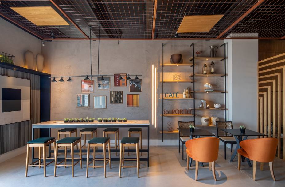 Ideal para reuniões informais com os amigos, o Café do Porto foi setorizado em pequenos ambientes configurados para o encontro. Soluções funcionais, como a parede em cimento queimado, e o estilo industrial marcam o espaço.  Café do Porto - Kilze Guimarães - CASACOR Rio de Janeiro 2019.