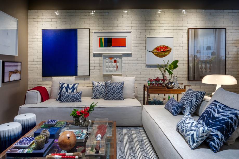 As cores no Home Bazaar de Tiana Meggiolaro e Bia Mayrinck assumem os objetos de decoração, que ganham vida quando ao lado da base neutra do mobiliário, revestido predominantemente em branco. A ideia é conduzir o olhar para pontos específicos, desviando a atenção para onde se deseja. Home Bazaar - Tiana Meggiolaro e Bia Mayrinck - CASACOR Rio de Janeiro 2019.