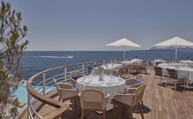 O restaurante Eden-Roc Grill, com vista para o mar mediterrâneo. O restaurante Eden-Roc Grill, com vista para o mar mediterrâneo.