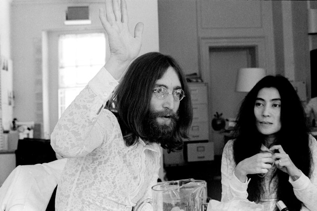 Luiz Garrido- “John Lennon & Yoko Ono at Savile Row” (1969), série Honeymoon for Peace - Carcará Photo Art. Luiz Garrido- “John Lennon & Yoko Ono at Savile Row” (1969), série Honeymoon for Peace - Carcará Photo Art.