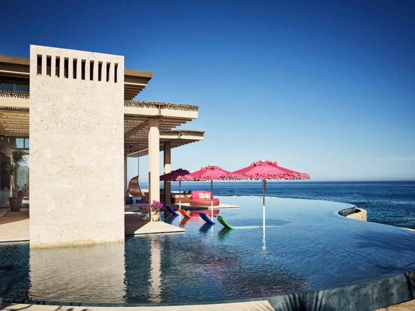 O designer Ken Fulk e o arquiteto Víctor Legorreta, criaram uma piscina no México em que os limites entre a água e o oceano se misturam. Fulk escreveu na época: “Quando você olha para o grande espelho d'água do pátio central, uma plataforma hidráulica se eleva com o toque de um botão para acomodar uma mesa de jantar e cadeiras”.