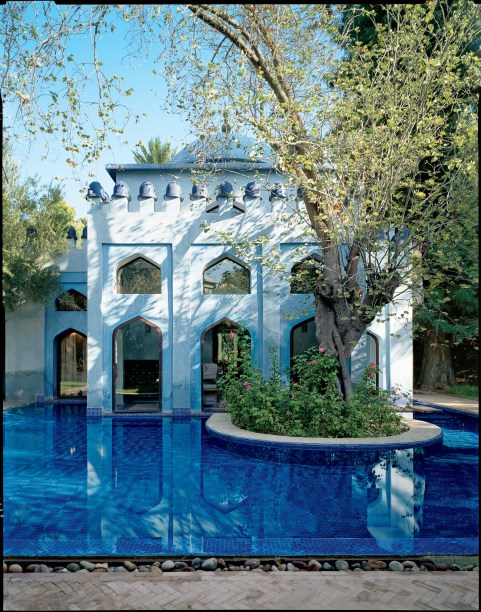 No famoso Es Saadi Gardens & Resort, 10 vilas separadas - cada uma com sua própria piscina aquecida - proporcionam 10 lugares de destaque para se hospedar. A fotografia é da piscina privativa da Villa Persa, que está localizada no meio da área de jardim da propriedade. Tadelakt, um gesso tradicional marroquino, é um material azul claro levemente reflexivo que combina facilmente com a água ao redor da casa.