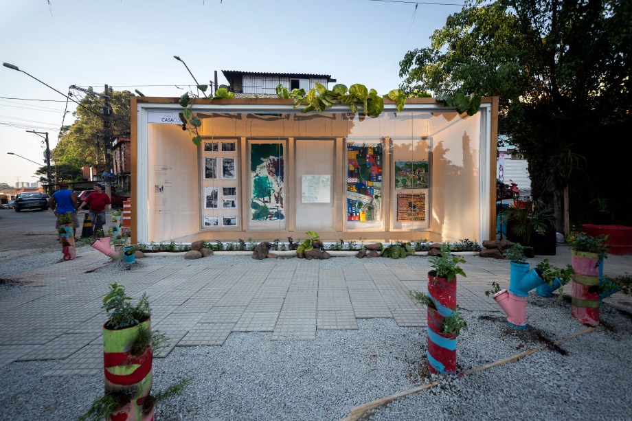 Na Galeria Fazendinhando, projeto de Ester Carro, Veronica Vacaro e Plantar Ideias para o Janelas CASACOR SP, um contêiner na entrada do Jardim Colombo tem a função de galeria de arte e palco de oficinas, workshops e palestras.