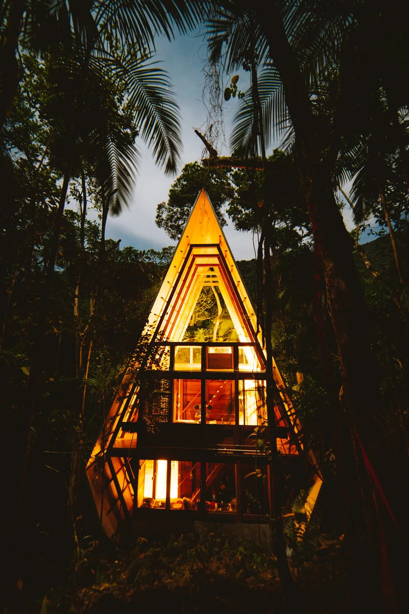 Vis&atilde;o de fora e noturna da Casa dos Macacos em Paraty