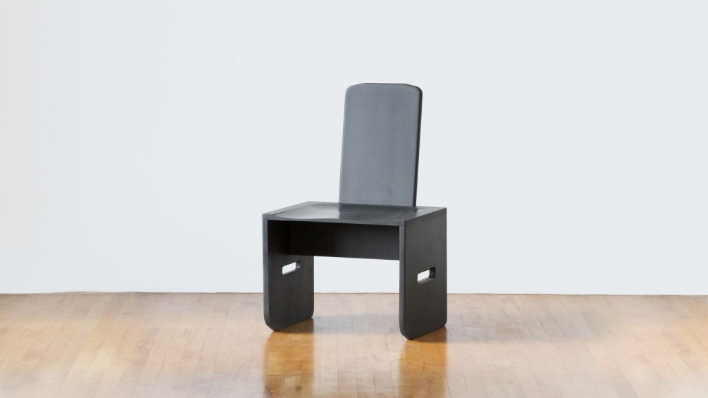 Evolve Chair 1 A cadeira é feita através de lixo eletrônico (até que a forma arredondada lembra um laptop).