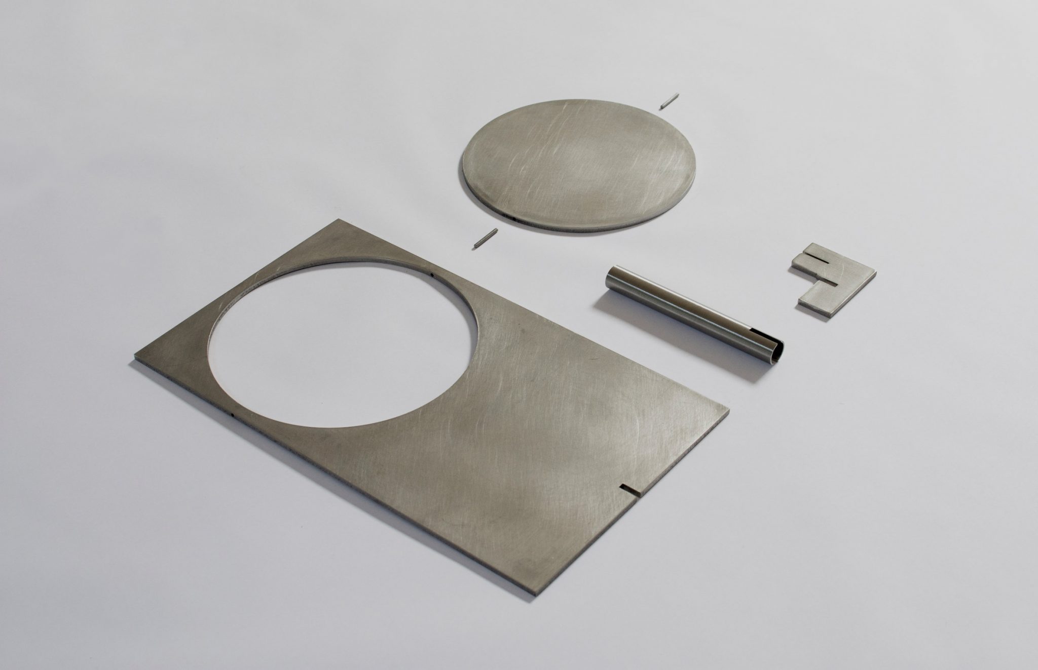 A OBJ-01 &eacute; feita de a&ccedil;o, a&ccedil;o inoxid&aacute;vel ou lat&atilde;o e montada manualmente com um martelo de borracha