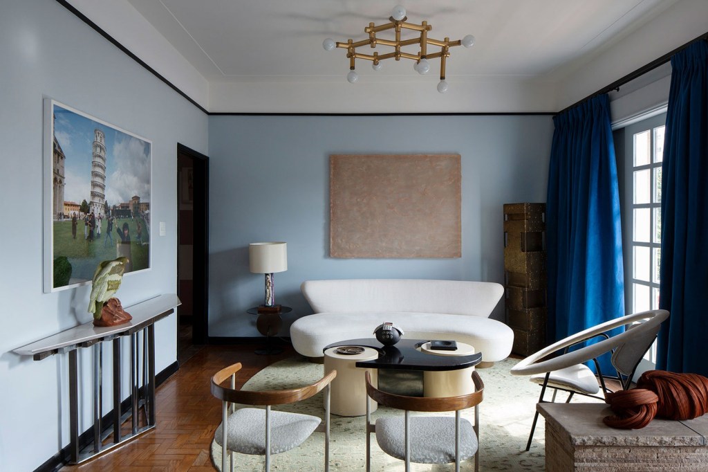 2. julianavasconcellos-CAPA apartamento juliana vasconcelos elenco casacor profissionais decoração interiores vintage arquitetura obras de arte estante sofá são paulo