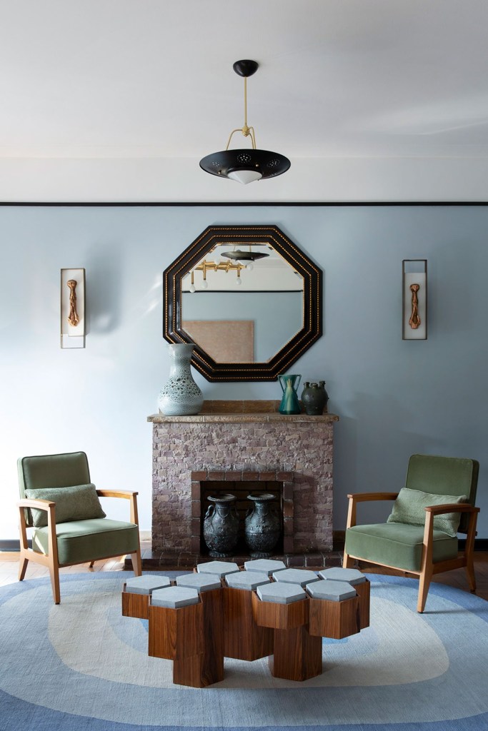 3. julianavasconcellos-6025 apartamento juliana vasconcelos elenco casacor profissionais decoração interiores vintage arquitetura obras de arte estante sofá são paulo