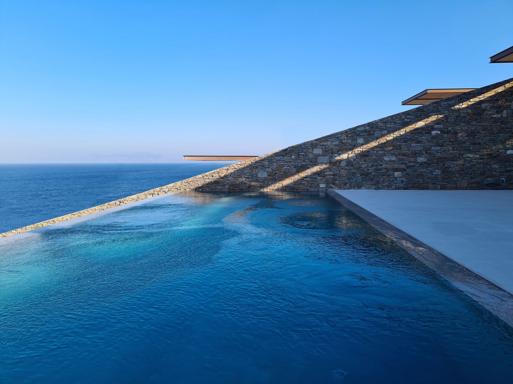 36-MOLD-ARCHITECTS Casa se camufla em encosta do litoral grego