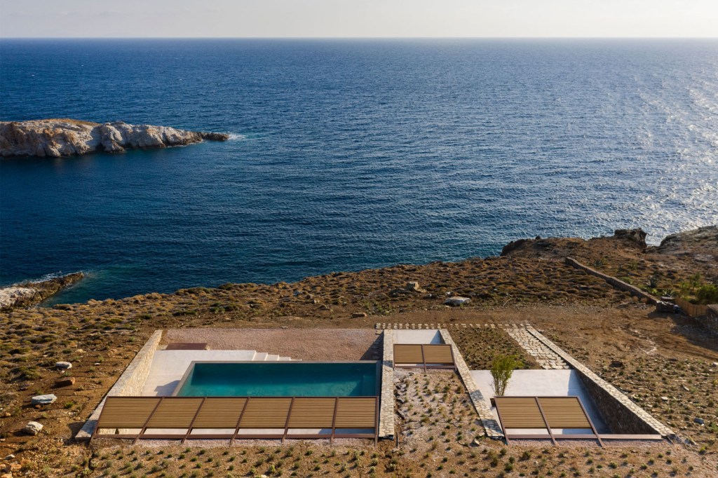 54-YIORGIS-YEROLYMPOS Casa se camufla em encosta do litoral grego