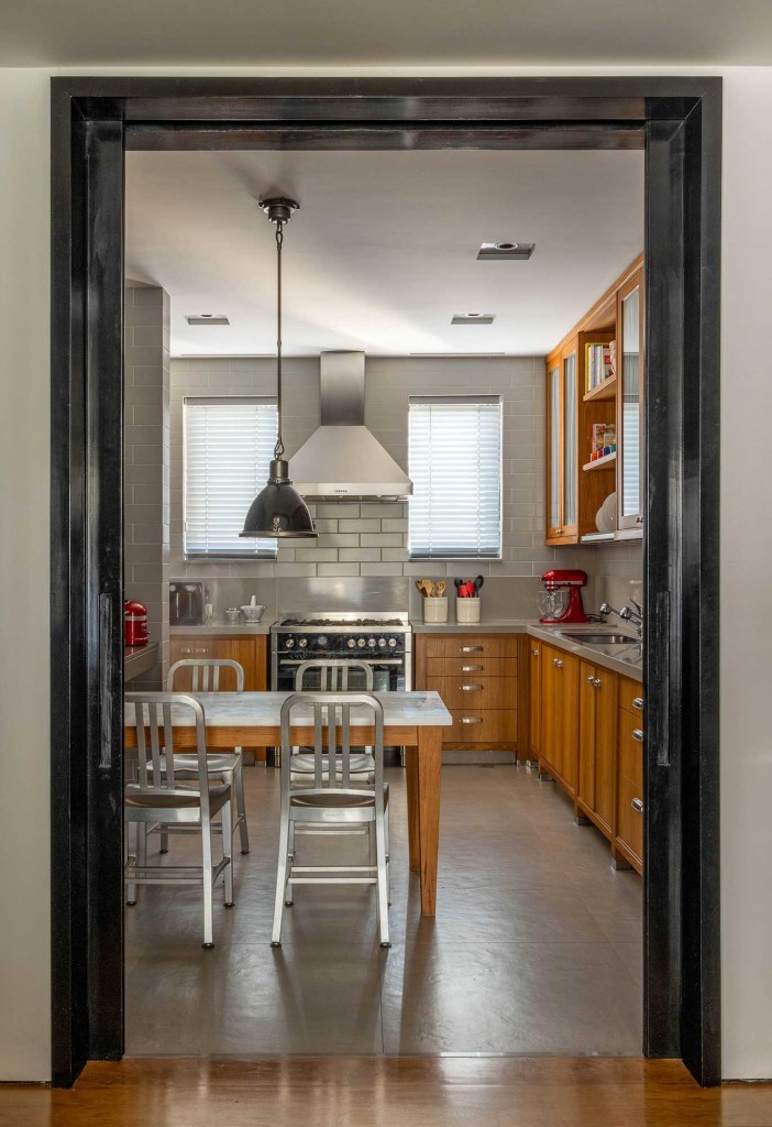 Beto-Figueiredo-Luiz-Eduardo-Almeida-reforma-apartamento-rio-de-janeiro-casacor-9 Beto Figueiredo Luiz Eduardo Almeida reforma apartamento rio de janeiro casacor rj 2021 elenco profissionais cozinha sala de jantar gourmet