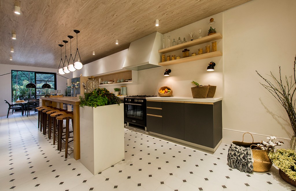 CASACOR SC_Itapema 2018- cozinha dinamarquesa – linda martins e cris araújo (3) (1) cozinha em 3D com coifa e pendente de iluminação