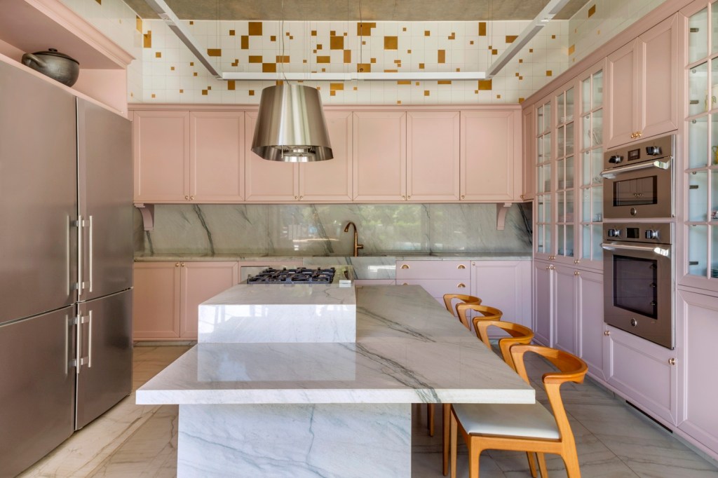 Casa da Mata 3 Cozinha; Rosa; Casa da Mata; Leo Romano; Casa; Inspiração; natureza; decoração; arquitetura; goiana