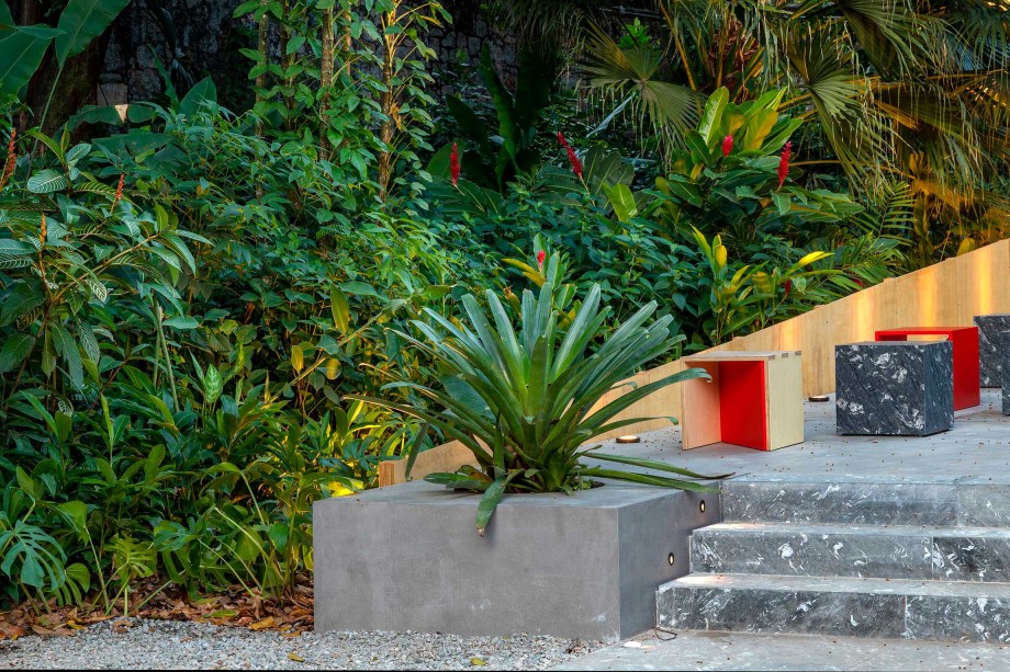 Embyá Paisagens e Ecossistemas – Jardim da Escultura. Para valorizar ainda mais a exuberância da Mata Atlântica já presente ali, foram adicionadas novas espécies vegetais que, com suas cores e formas, trazem ares mais contemporâneos ao ambiente e reproduzem, em pequena escala, o que a beleza natural do Rio de Janeiro não cansa de fazer: nos surpreender.