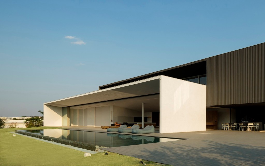 casa-de-verao-arthur-casas Casa JY foi dividida em dois volume, sendo o superior abrigando suítes e área de lazer