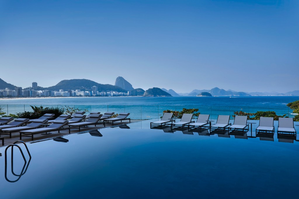 casacor rio de janeiro 2021 hotel fairmont rio de janeiro rj mostra decoração piscina infinita