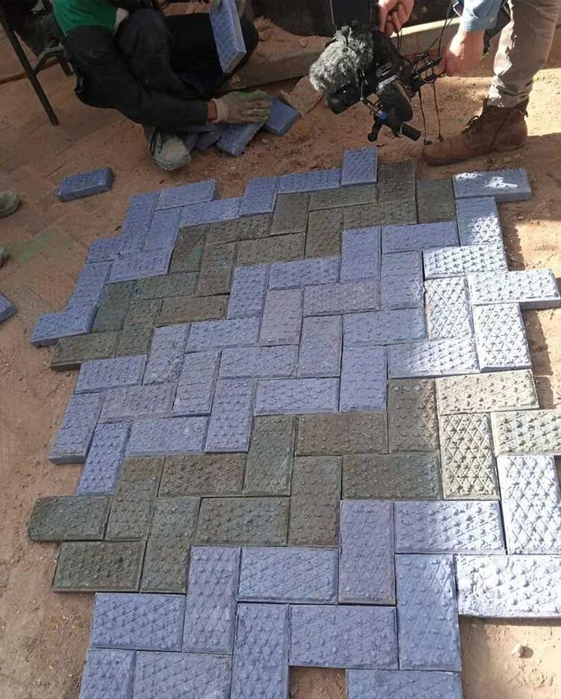 piso plastico reciclado diferentes cores azul e preto