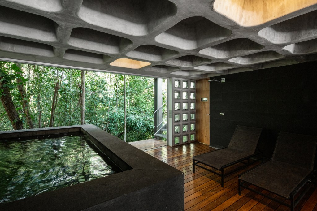 sauna piso superior com banheiro de ofuro e vista para a natureza sauna piso superior com banheiro de ofuro e vista para a natureza