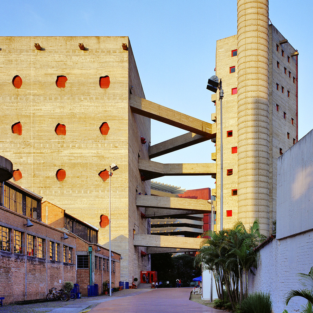 Sesc Pompéia duas torres integradas