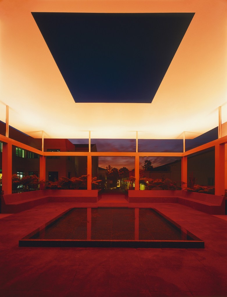 pomonasky_11-dividindo a luz james turrel James Turrel divide o ambiente em cores