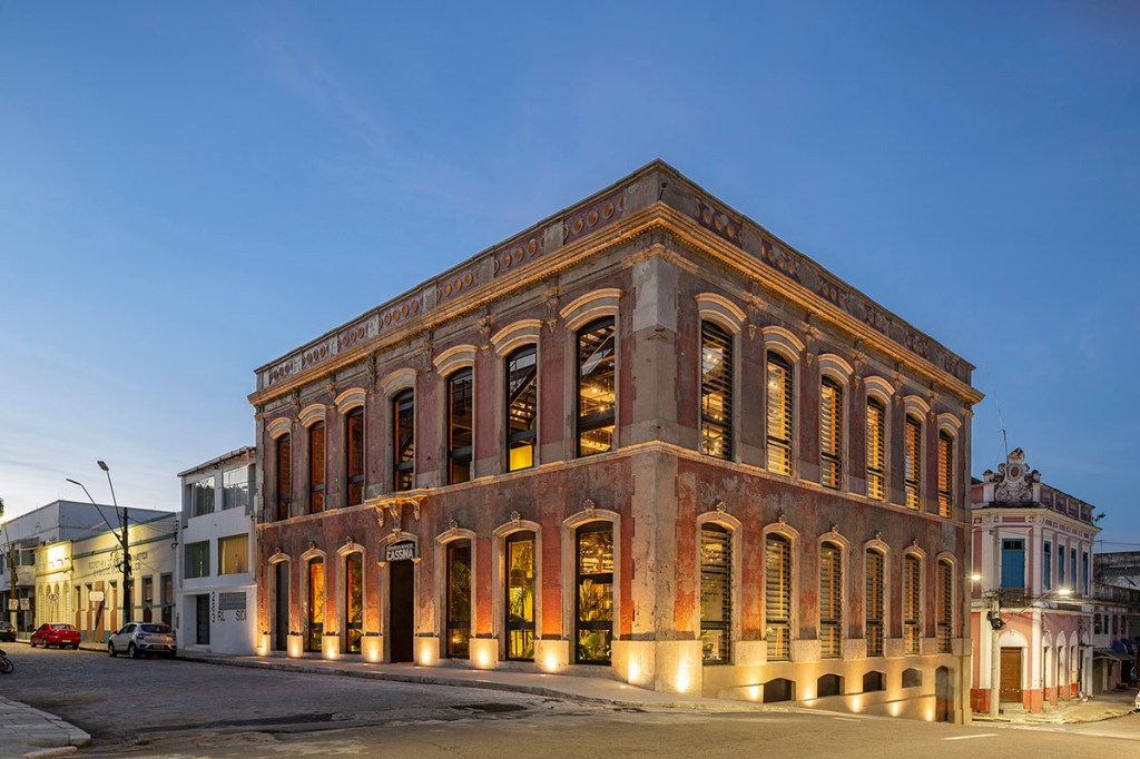 02cassinacreditsjoanafrana Batizado de Casarão da Inovação Cassina, o edifício de 125 anos em Manaus, capital do estado do Amazonas, que foi cuidadosamente revitalizado pelo estúdio Laurent Troost Architecture, agora funciona como um co-working, local de trabalho compartilhado.