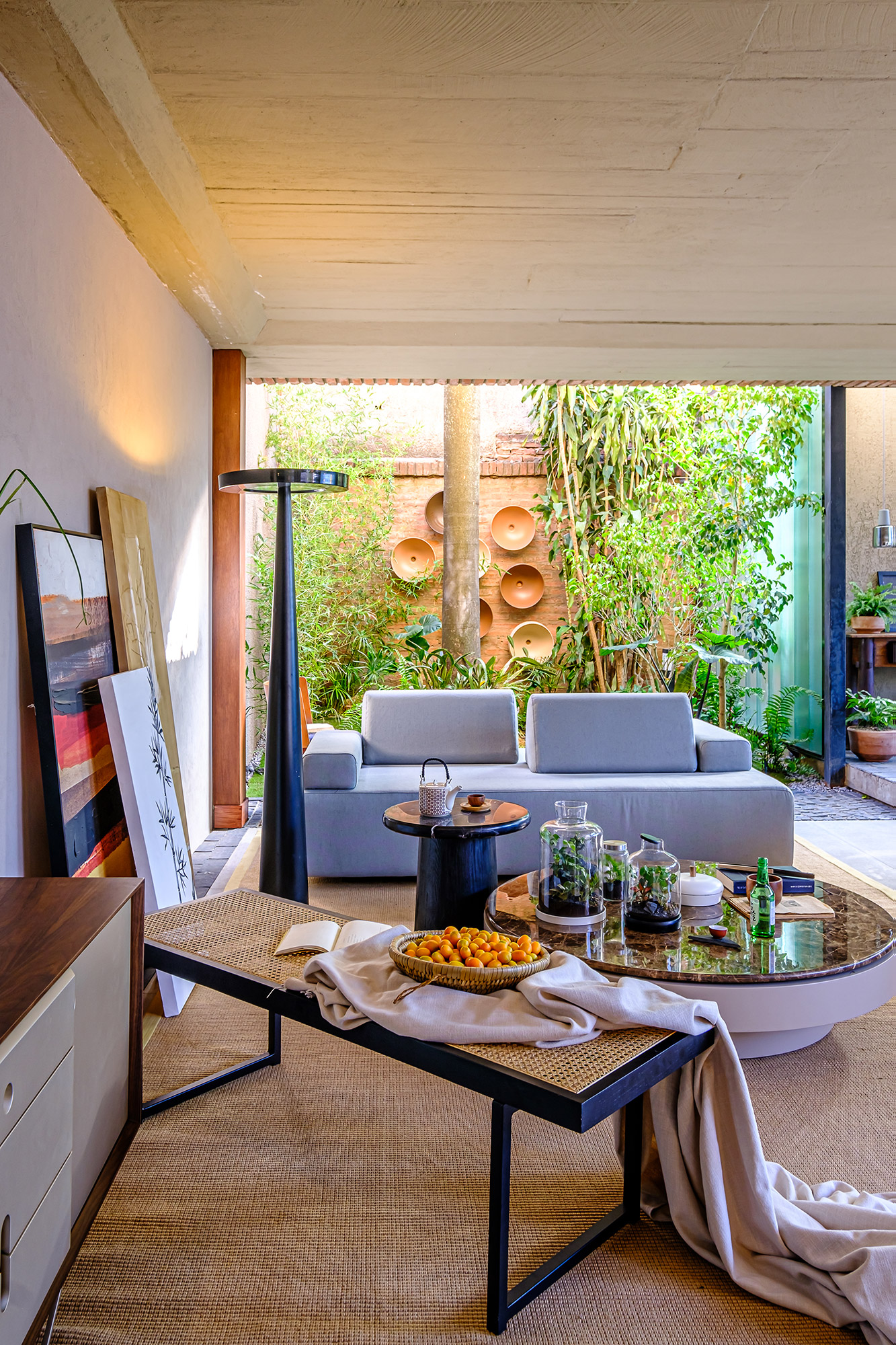 Casa Komoreb&iacute; - Tassiana Oshiro. CASACOR Bol&iacute;via 2021. Komorebi &eacute; uma palavra japonesa que designa o fen&ocirc;meno que ocorre quando a luz do sol se entrela&ccedil;a nos galhos das &aacute;rvores. &Eacute; tamb&eacute;m o nome deste ambiente que tem base no minimalismo japon&ecirc;s, onde cada elemento mant&eacute;m a sua ess&ecirc;ncia e personalidade, respeita o ciclo natural das coisas e sua evolu&ccedil;&atilde;o.