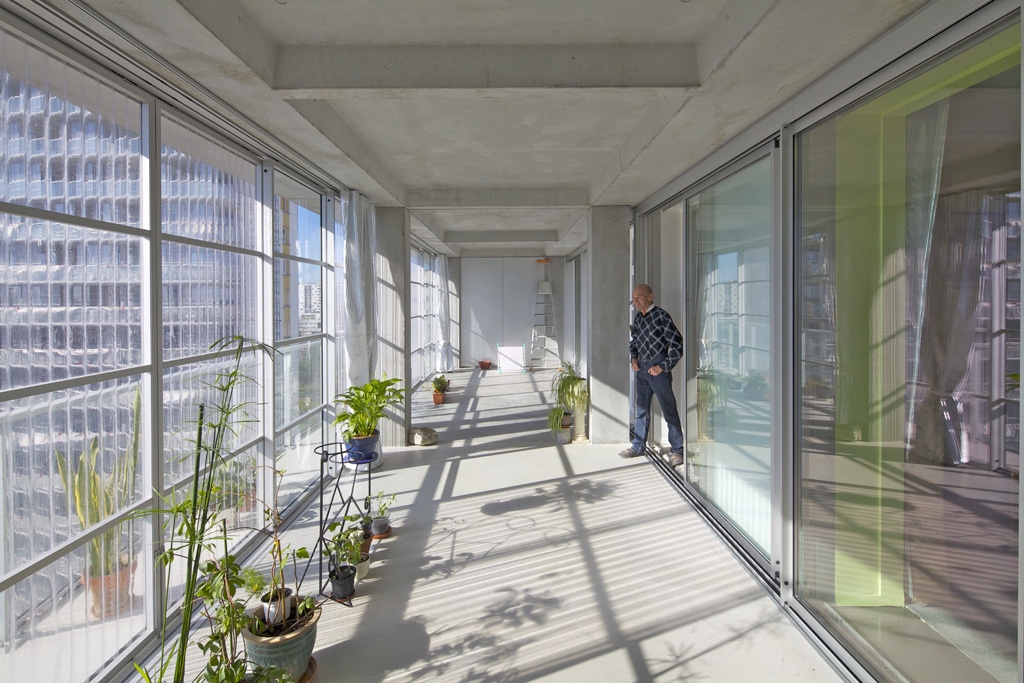 anne-lacaton-jean-philippe-vassal-premio-pritzker-varanda-luz-natural-concreto anne lacaton jean philippe vassal premio pritzker foto phillipe ruault 530 unidades habitacionais em bordeaux