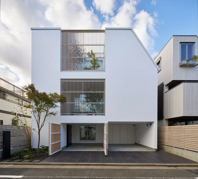 fachada da casa minimalista com pátio de vidro