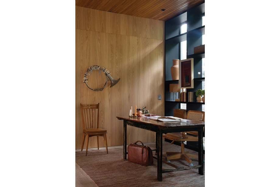 Casa UP para Metalmarco, da UP3 Arquitetura. O décor contemporâneo dá o tom neste home office espaçoso. Na parede, a obra de arte avisa com humor: é hora de trabalhar!