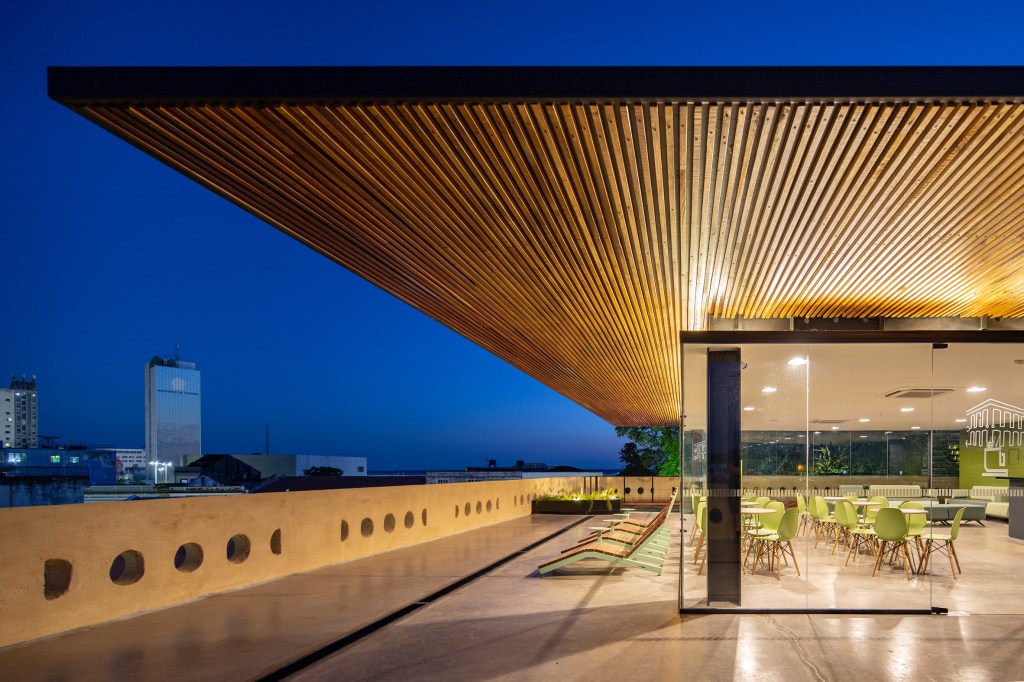 cassina-innovation-house-laurent-troost-architecture_dezeen_2364_col_19 Batizado de Casarão da Inovação Cassina, o edifício de 125 anos em Manaus, capital do estado do Amazonas, que foi cuidadosamente revitalizado pelo estúdio Laurent Troost Architecture, agora funciona como um co-working, local de trabalho compartilhado.