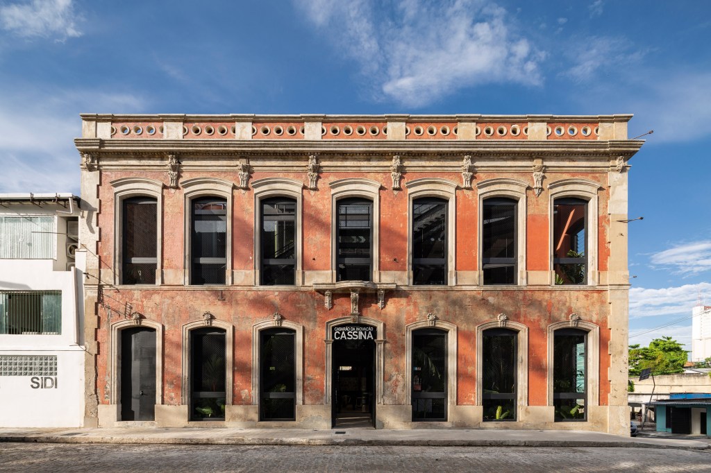 cassina-innovation-house-laurent-troost-architecture_dezeen_2364_col_3 Batizado de Casarão da Inovação Cassina, o edifício de 125 anos em Manaus, capital do estado do Amazonas, que foi cuidadosamente revitalizado pelo estúdio Laurent Troost Architecture, agora funciona como um co-working, local de trabalho compartilhado.