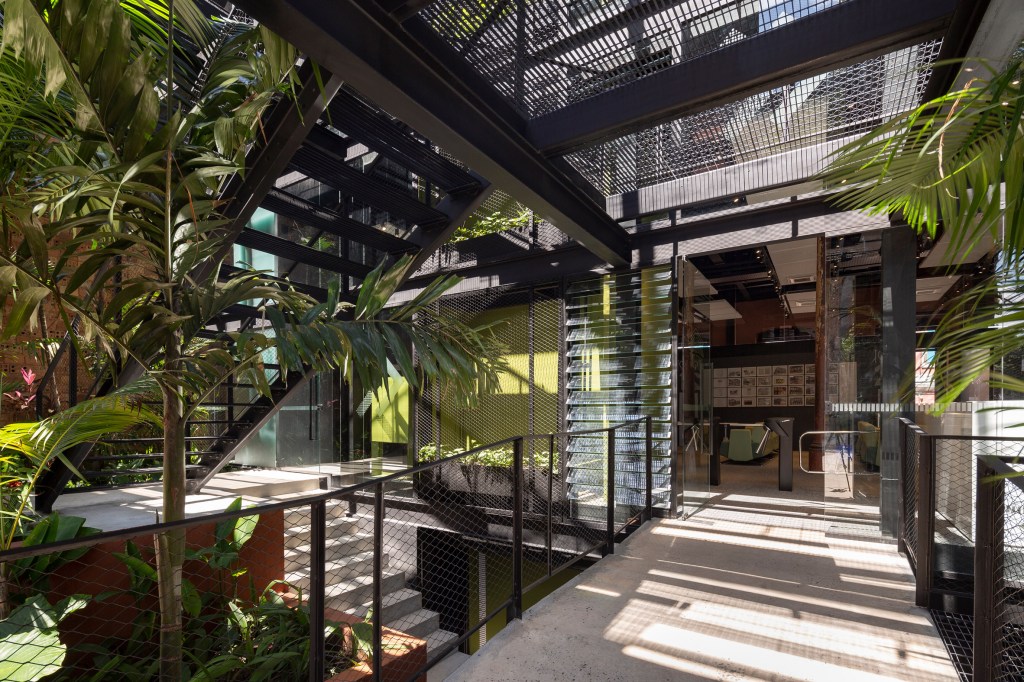 cassina-innovation-house-laurent-troost-architecture_dezeen_2364_col_6 Batizado de Casarão da Inovação Cassina, o edifício de 125 anos em Manaus, capital do estado do Amazonas, que foi cuidadosamente revitalizado pelo estúdio Laurent Troost Architecture, agora funciona como um co-working, local de trabalho compartilhado.