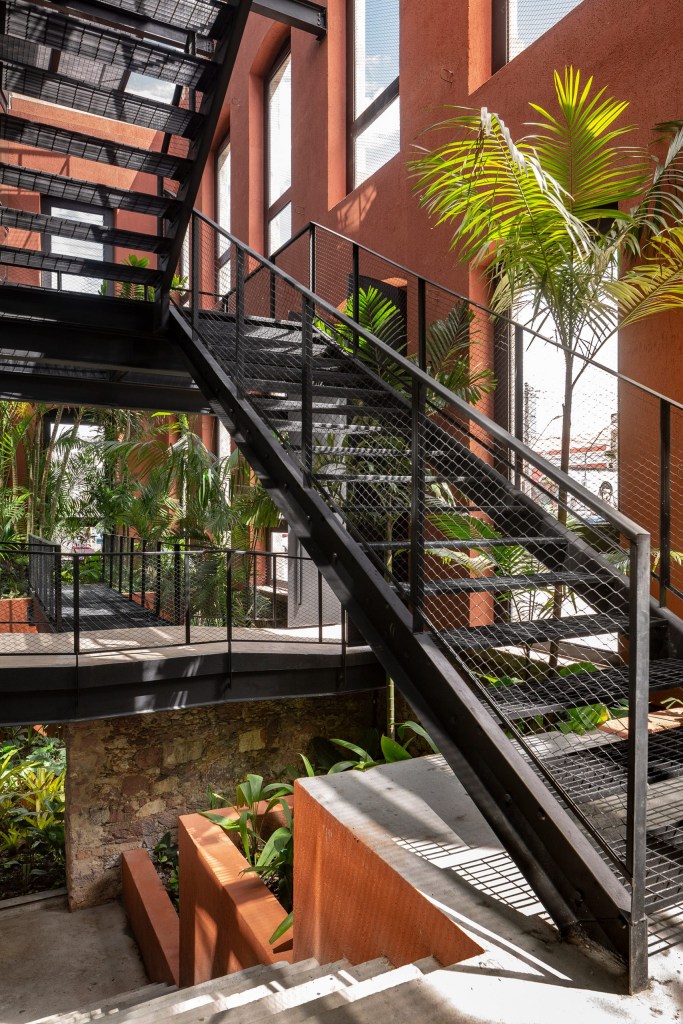 cassina-innovation-house-laurent-troost-architecture_dezeen_2364_col_9-scaled Batizado de Casarão da Inovação Cassina, o edifício de 125 anos em Manaus, capital do estado do Amazonas, que foi cuidadosamente revitalizado pelo estúdio Laurent Troost Architecture, agora funciona como um co-working, local de trabalho compartilhado.