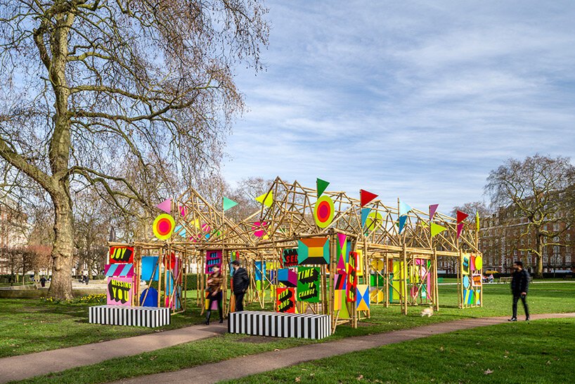 “Ver Através” (See Through, em inglês) é uma instalação interativa de bambu com cores impressionantes, diferentes padrões geométricos e mensagens de esperança e alegria.