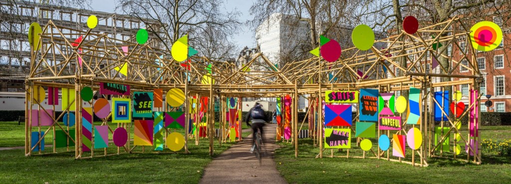 “Ver Através” (See Through, em inglês) é uma instalação interativa de bambu com cores impressionantes, diferentes padrões geométricos e mensagens de esperança e alegria.