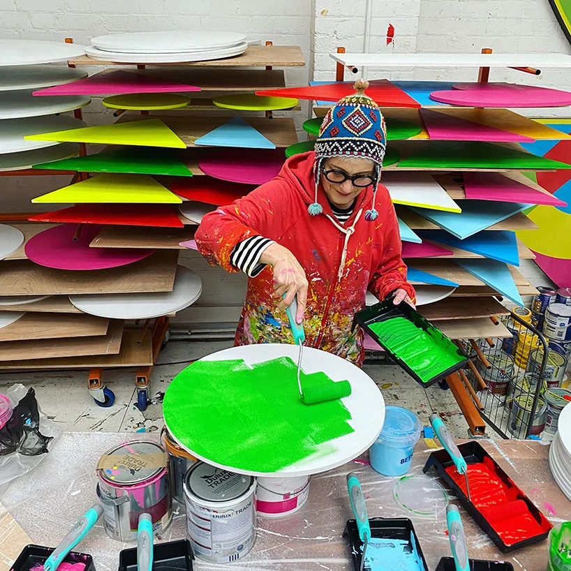 “Ver Através” (See Through, em inglês) é uma instalação interativa de bambu com cores impressionantes, diferentes padrões geométricos e mensagens de esperança e alegria.